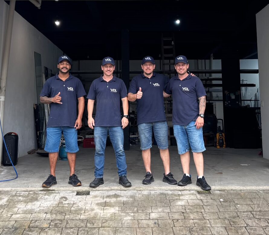Equipe da Vidraçaria da Luz em frente à oficina